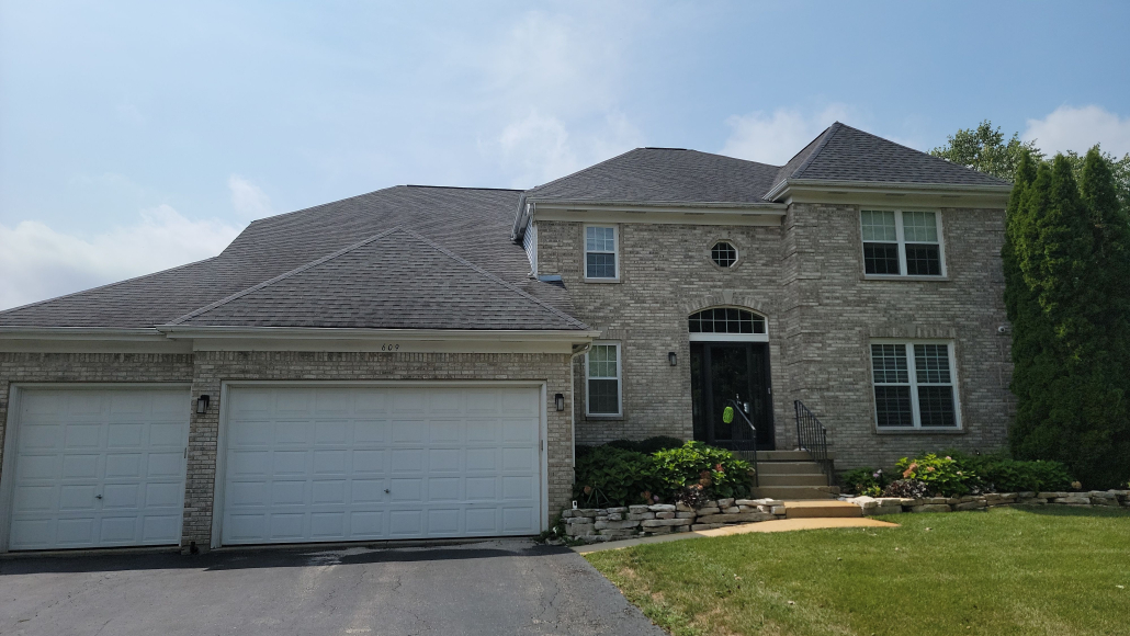 Roof replacement before – Barrington IL home Roof before replacement by roofing contractors in Barrington IL